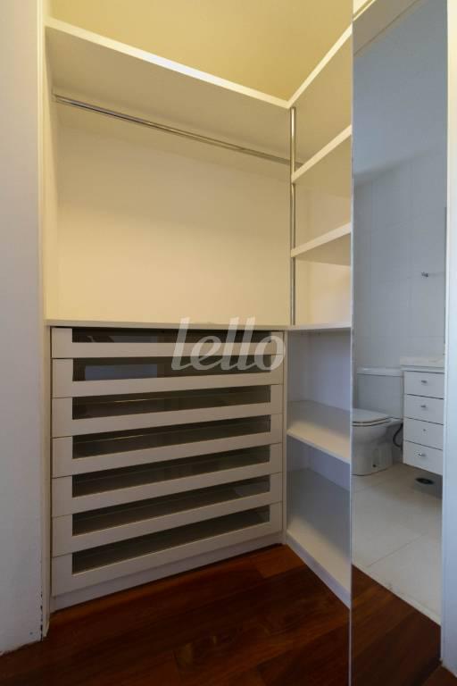 CLOSET SUÍTE de Apartamento para alugar, Padrão com 199 m², 4 quartos e 4 vagas em Alto de Pinheiros - São Paulo
