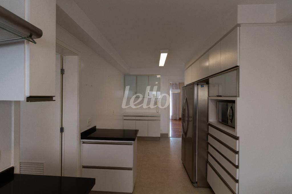 COZINHA de Apartamento para alugar, Padrão com 199 m², 4 quartos e 4 vagas em Alto de Pinheiros - São Paulo