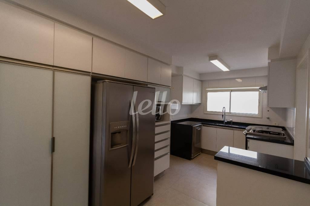 COZINHA de Apartamento para alugar, Padrão com 199 m², 4 quartos e 4 vagas em Alto de Pinheiros - São Paulo