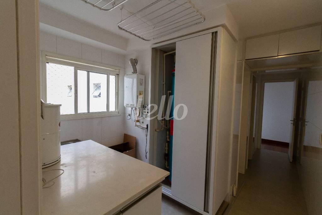 ÁREA DE SERVIÇO de Apartamento para alugar, Padrão com 199 m², 4 quartos e 4 vagas em Alto de Pinheiros - São Paulo