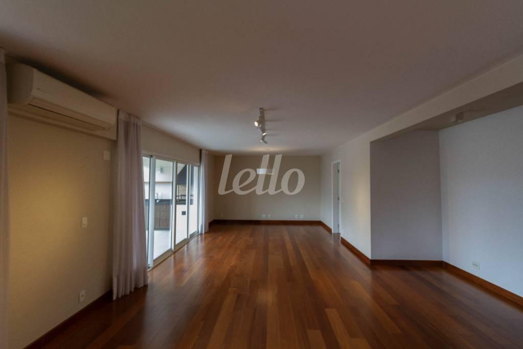 SALA de Apartamento para alugar, Padrão com 199 m², 4 quartos e 4 vagas em Alto de Pinheiros - São Paulo