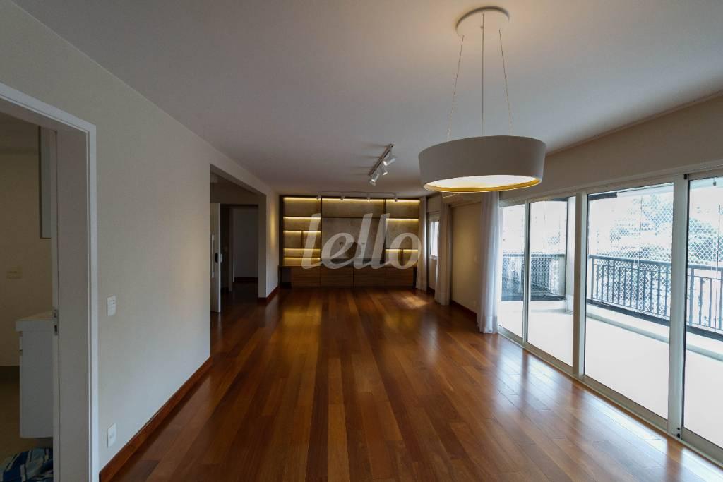 SALA de Apartamento para alugar, Padrão com 199 m², 4 quartos e 4 vagas em Alto de Pinheiros - São Paulo
