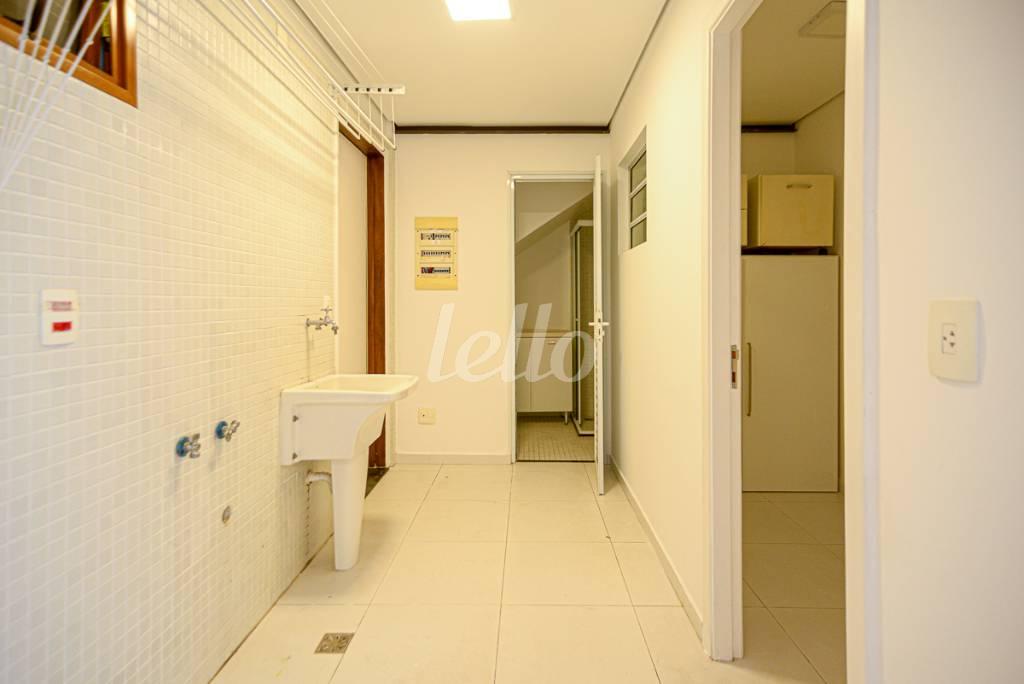 ÁREA DE SERVIÇO de Apartamento à venda, Duplex com 244 m², 3 quartos e 4 vagas em Pinheiros - São Paulo