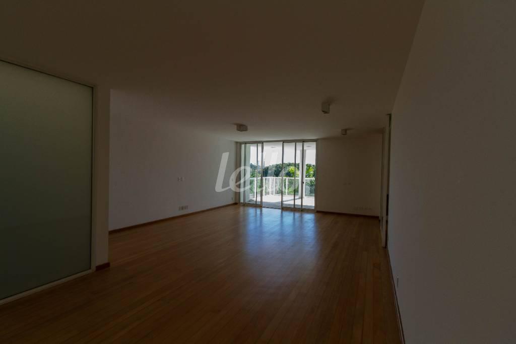 SALA de Apartamento para alugar, cobertura - Padrão com 460 m², 4 quartos e 4 vagas em Boaçava - São Paulo