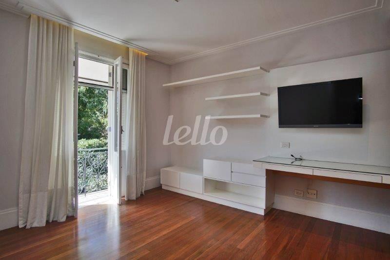 SUÍTE de Apartamento para alugar, Padrão com 258 m², 3 quartos e 4 vagas em Jardim Europa - São Paulo