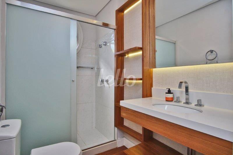 BANHEIRO SUÍTE de Apartamento para alugar, Padrão com 258 m², 3 quartos e 4 vagas em Jardim Europa - São Paulo