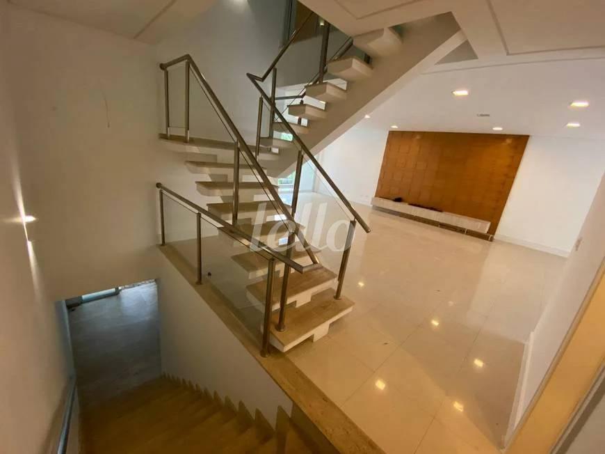 ESCADA de Casa à venda, sobrado com 424 m², 4 quartos e 4 vagas em Brooklin Paulista - São Paulo