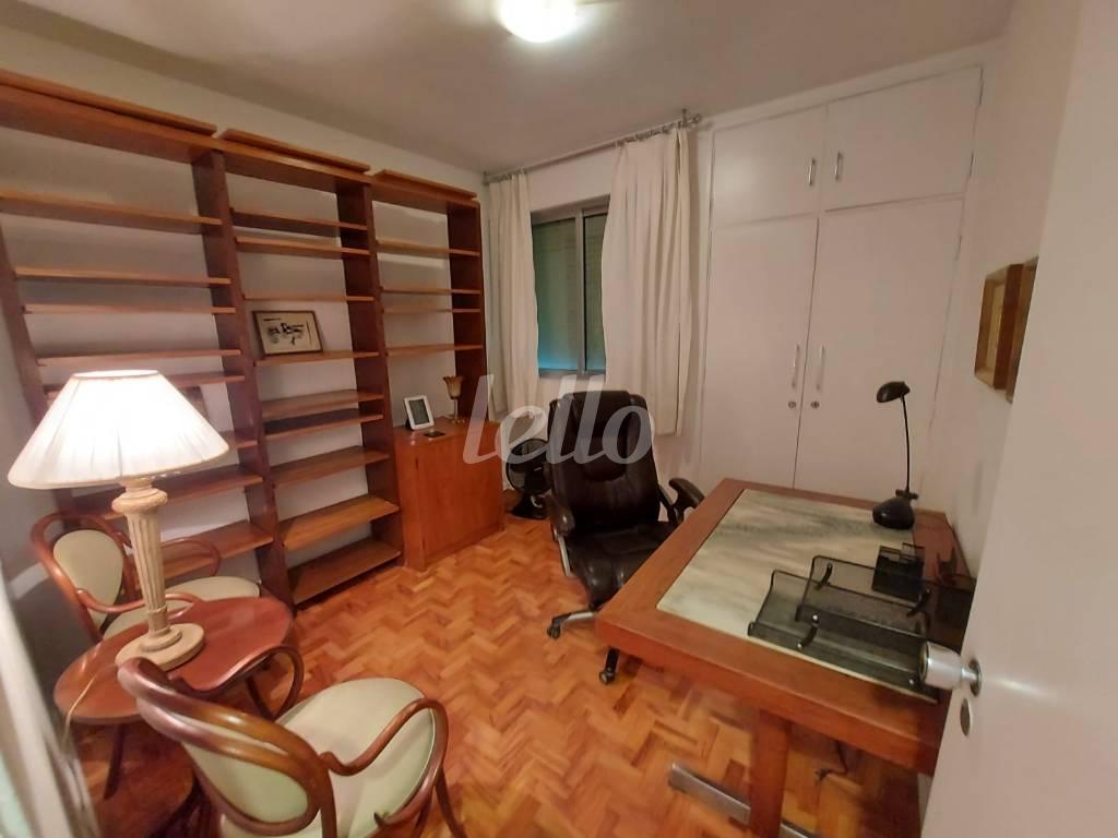 DORMITÓRIO / ESCRITÓRIO de Apartamento para alugar, Padrão com 110 m², 3 quartos e 1 vaga em Cerqueira César - São Paulo