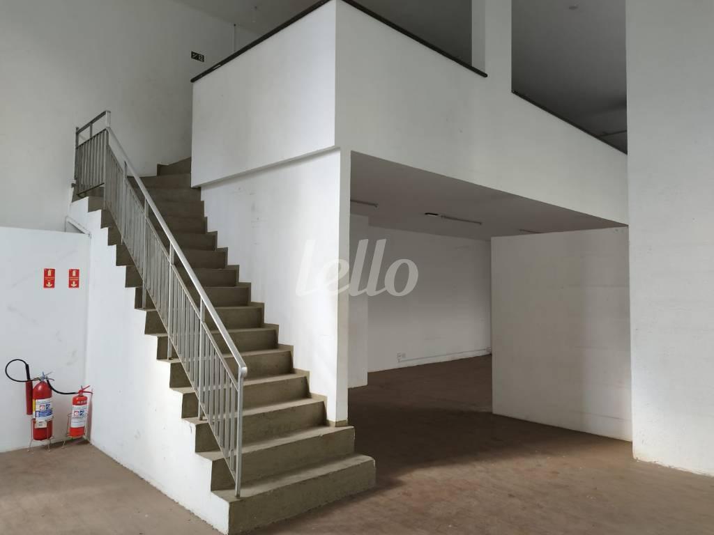 ACESSO MEZANINO de Loja para alugar, Padrão com 450 m², e 3 vagas em Santa Cecília - São Paulo