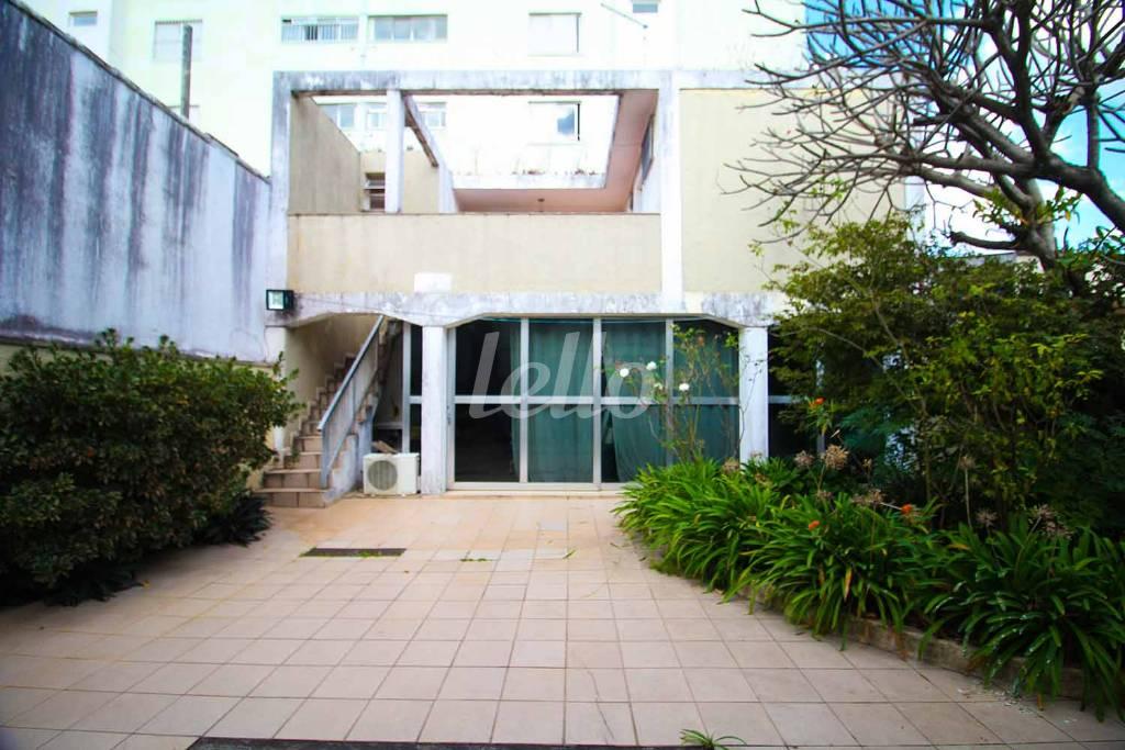FUNDOS de Casa para alugar, sobrado com 367 m², 4 quartos e 4 vagas em Planalto Paulista - São Paulo