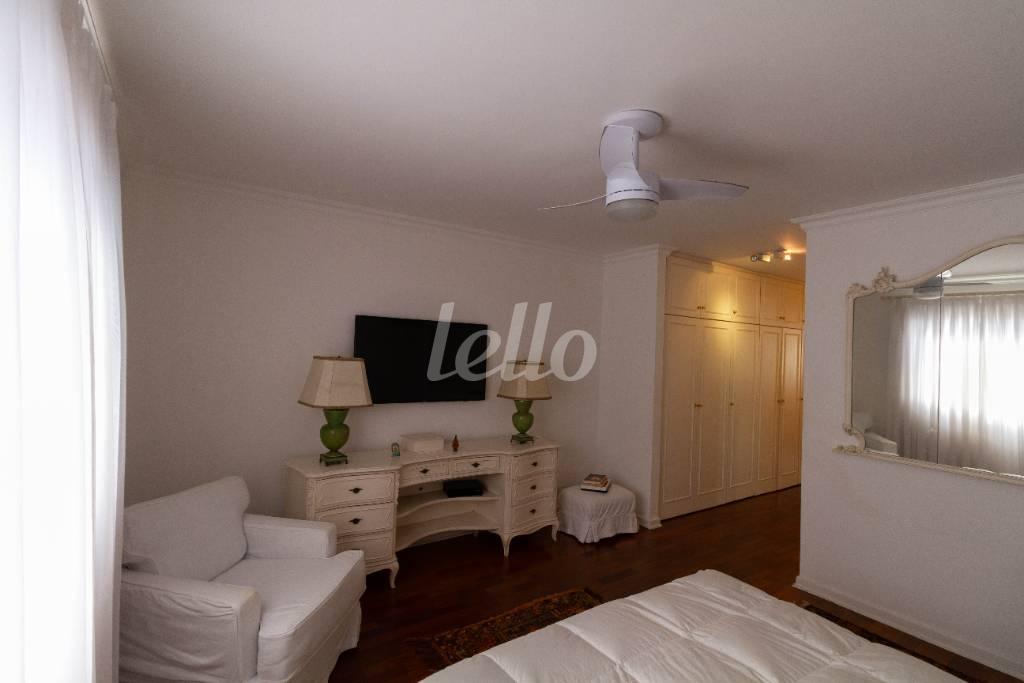 DORMITÓRIO 1 SUÍTE de Apartamento para alugar, Duplex com 240 m², 3 quartos e 2 vagas em Itaim Bibi - São Paulo