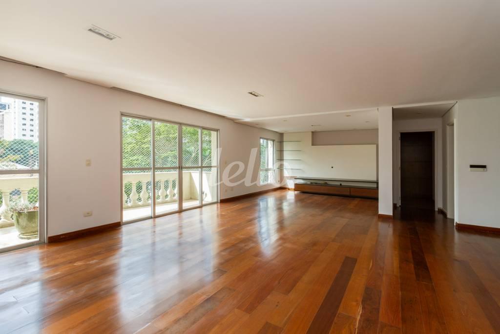 SALA de Apartamento para alugar, Padrão com 220 m², 3 quartos e 2 vagas em Paraíso - São Paulo