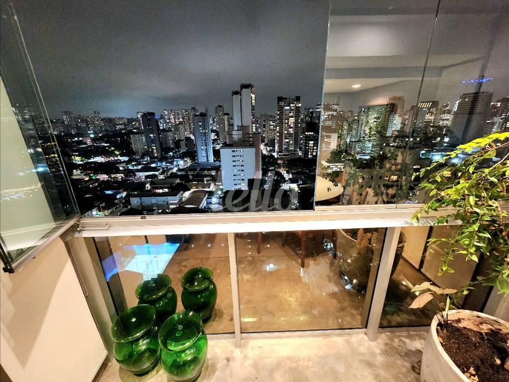 VISTA de Apartamento à venda, Padrão com 72 m², 1 quarto e 2 vagas em Vila Olímpia - São Paulo
