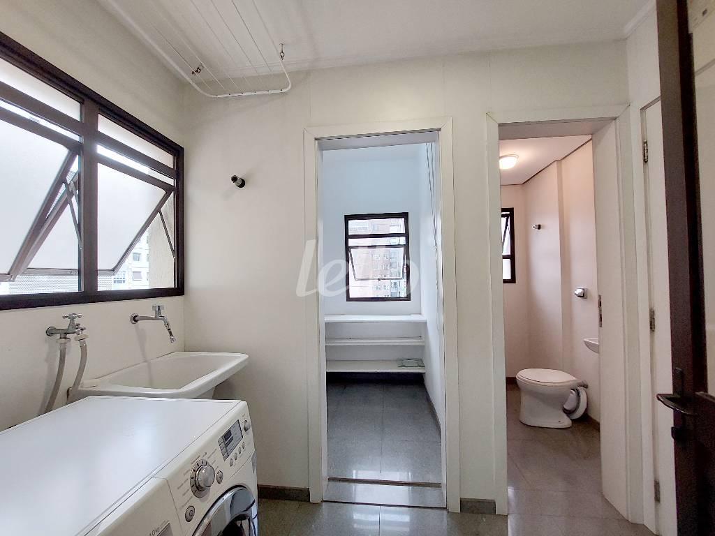 ÁREA SERVIÇO de Apartamento à venda, Padrão com 114 m², 3 quartos e 4 vagas em Perdizes - São Paulo