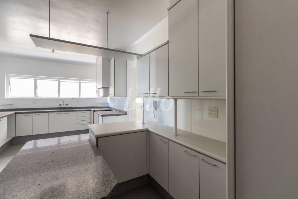 COZINHA de Apartamento para alugar, Padrão com 315 m², 3 quartos e 3 vagas em Jardins - São Paulo