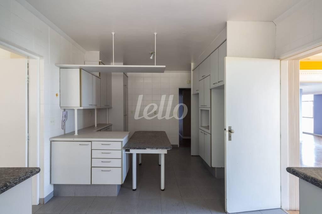 COZINHA de Apartamento para alugar, Padrão com 315 m², 3 quartos e 3 vagas em Jardins - São Paulo