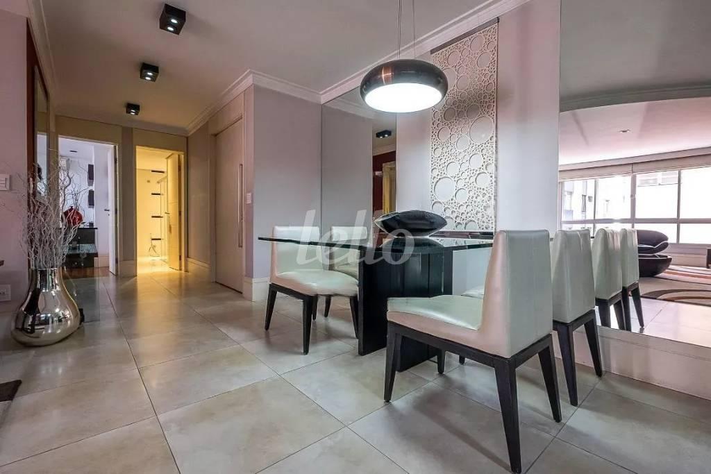 SALA de Apartamento para alugar, Padrão com 124 m², 2 quartos e 2 vagas em Cerqueira César - São Paulo