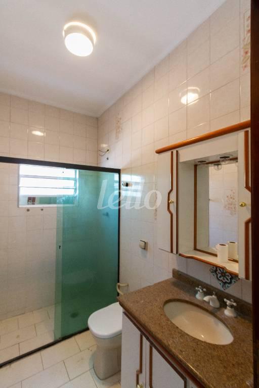 BANHEIRO DA SUÍTE de Casa para alugar, assobradada com 350 m², 5 quartos e 6 vagas em Vila Hermínia - Guarulhos