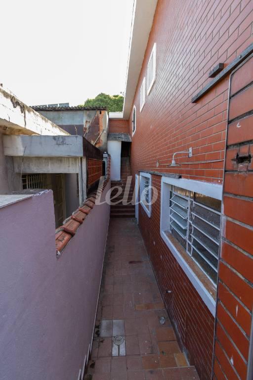 CORREDOR LATERAL de Casa para alugar, assobradada com 350 m², 5 quartos e 6 vagas em Vila Hermínia - Guarulhos