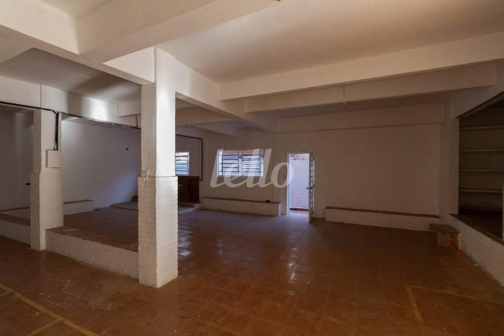GARAGEM E SALÃO de Casa para alugar, assobradada com 350 m², 5 quartos e 6 vagas em Vila Hermínia - Guarulhos