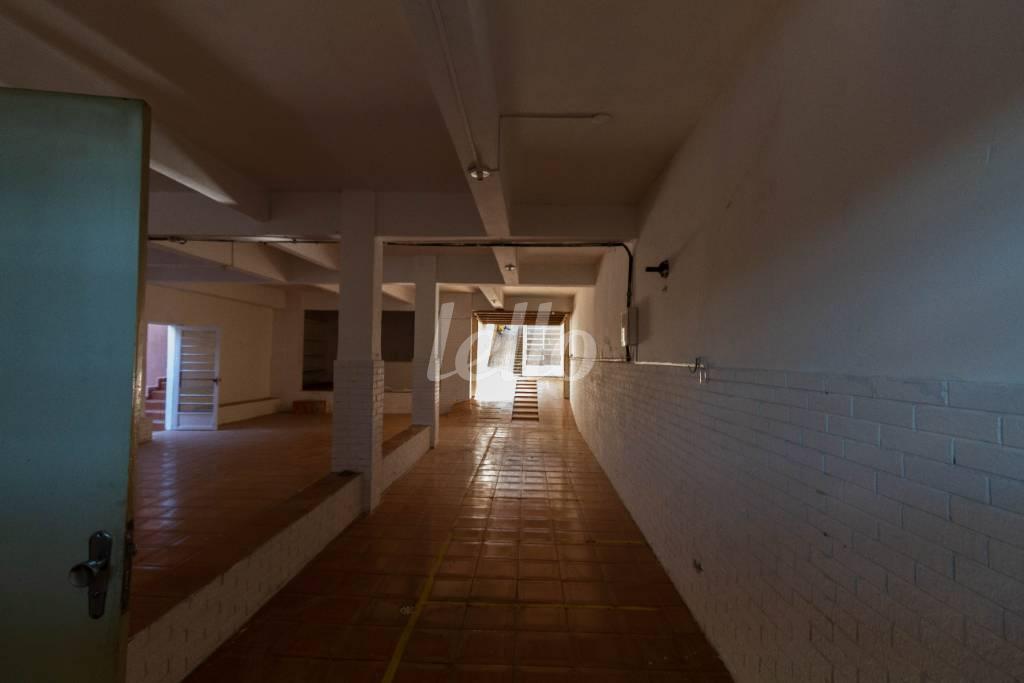 GARAGEM E SALÃO de Casa para alugar, assobradada com 350 m², 5 quartos e 6 vagas em Vila Hermínia - Guarulhos