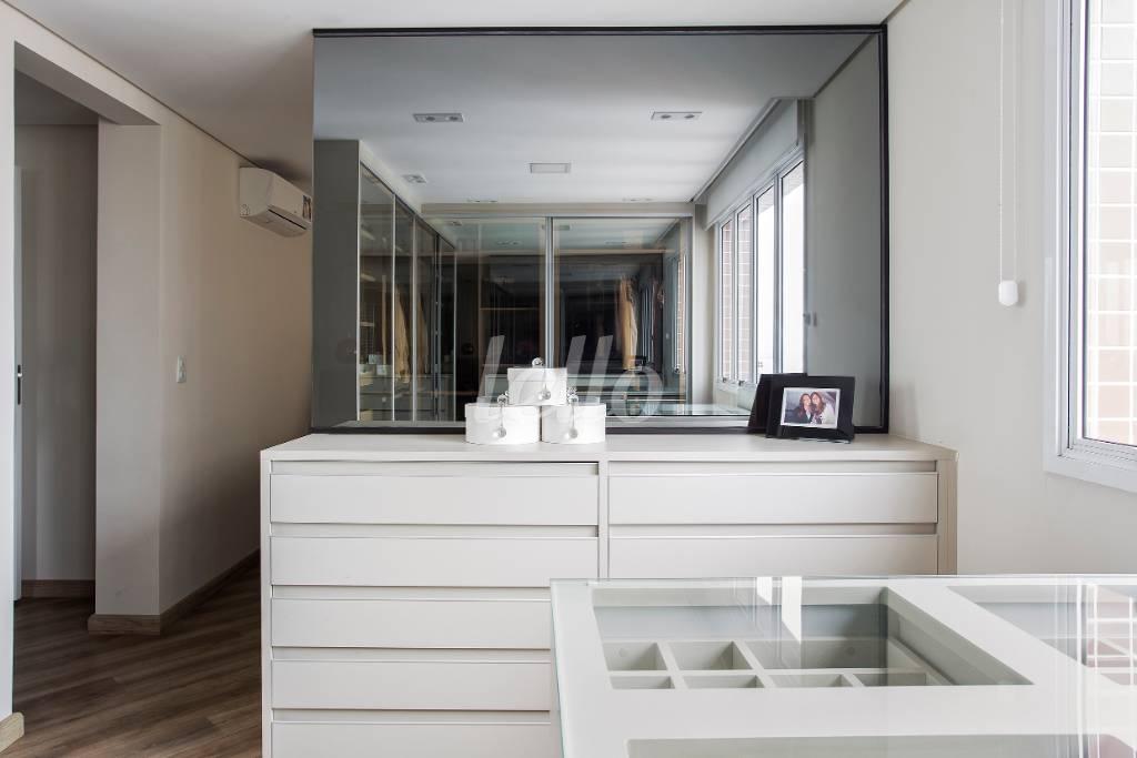 CLOSET de Apartamento à venda, Triplex com 254 m², 3 quartos e 3 vagas em Osvaldo Cruz - São Caetano do Sul