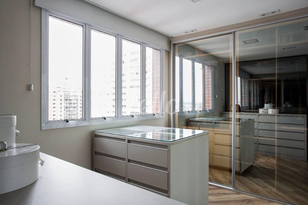 CLOSET de Apartamento à venda, Triplex com 254 m², 3 quartos e 3 vagas em Osvaldo Cruz - São Caetano do Sul