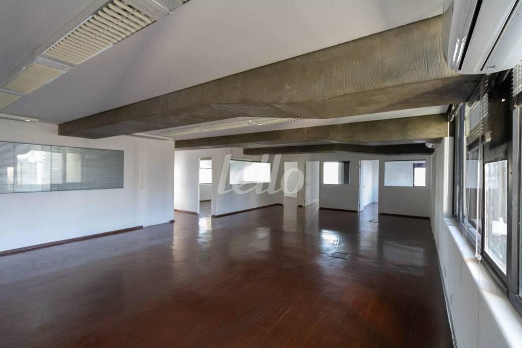 SALA CENTRAL PRINCIPAL de Sala / Conjunto para alugar, Padrão com 212 m², e 3 vagas em Cidade Monções - São Paulo