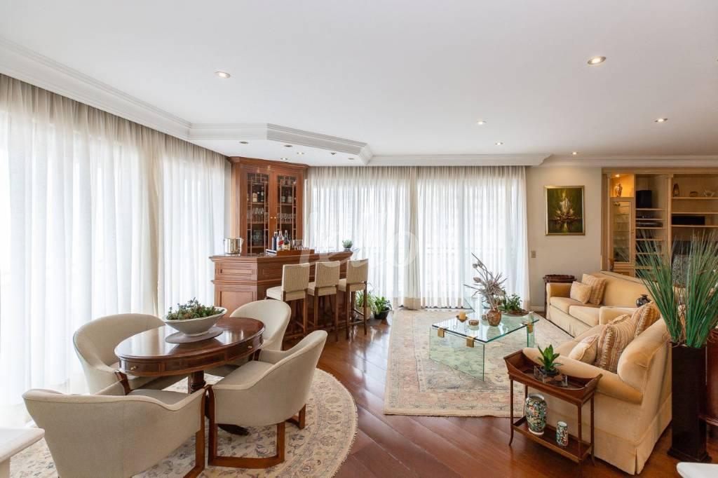 LIVING de Apartamento à venda, Padrão com 278 m², 4 quartos e 5 vagas em Vila Mariana - São Paulo
