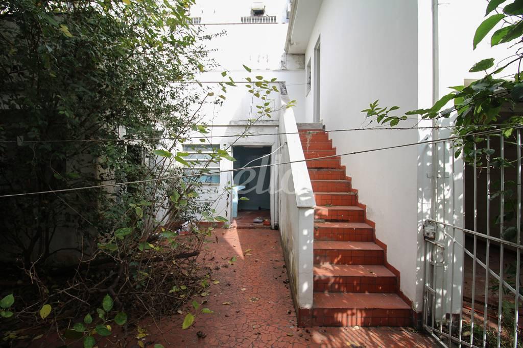 ACESSO A EDICULA de Casa para alugar, sobrado com 530 m², e 8 vagas em Vila Dom Pedro I - São Paulo