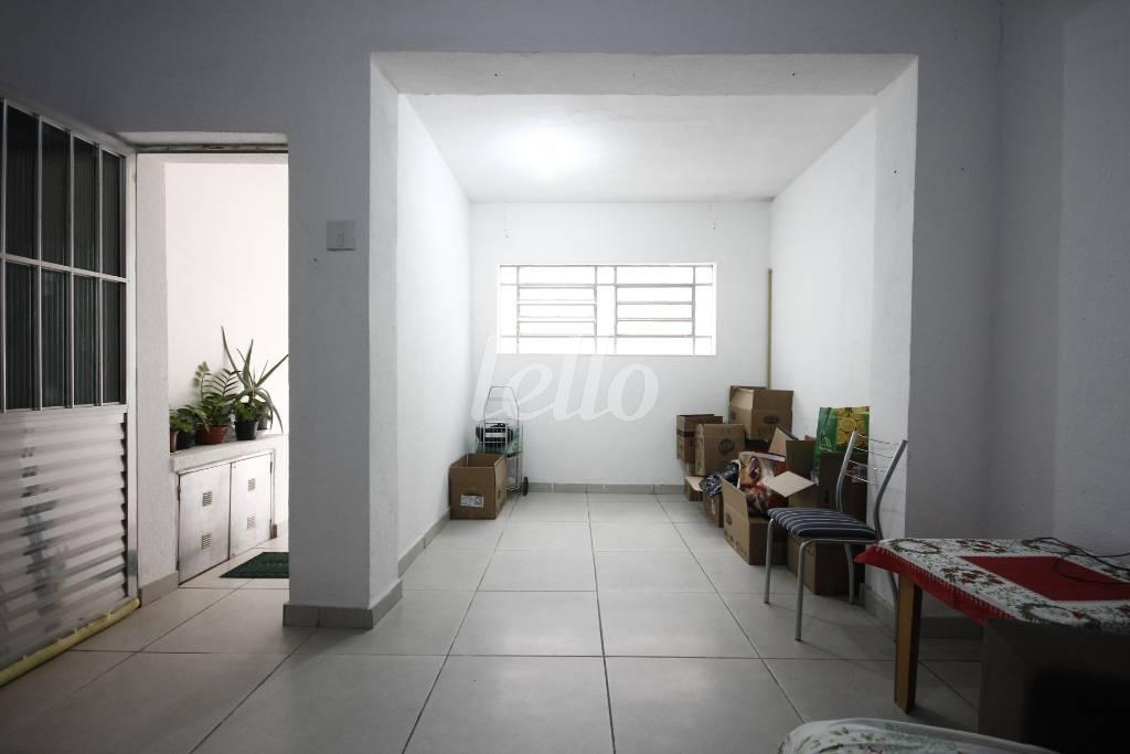 SALA de Casa para alugar, de vila - térrea com 140 m², 1 quarto e em Vila Monumento - São Paulo