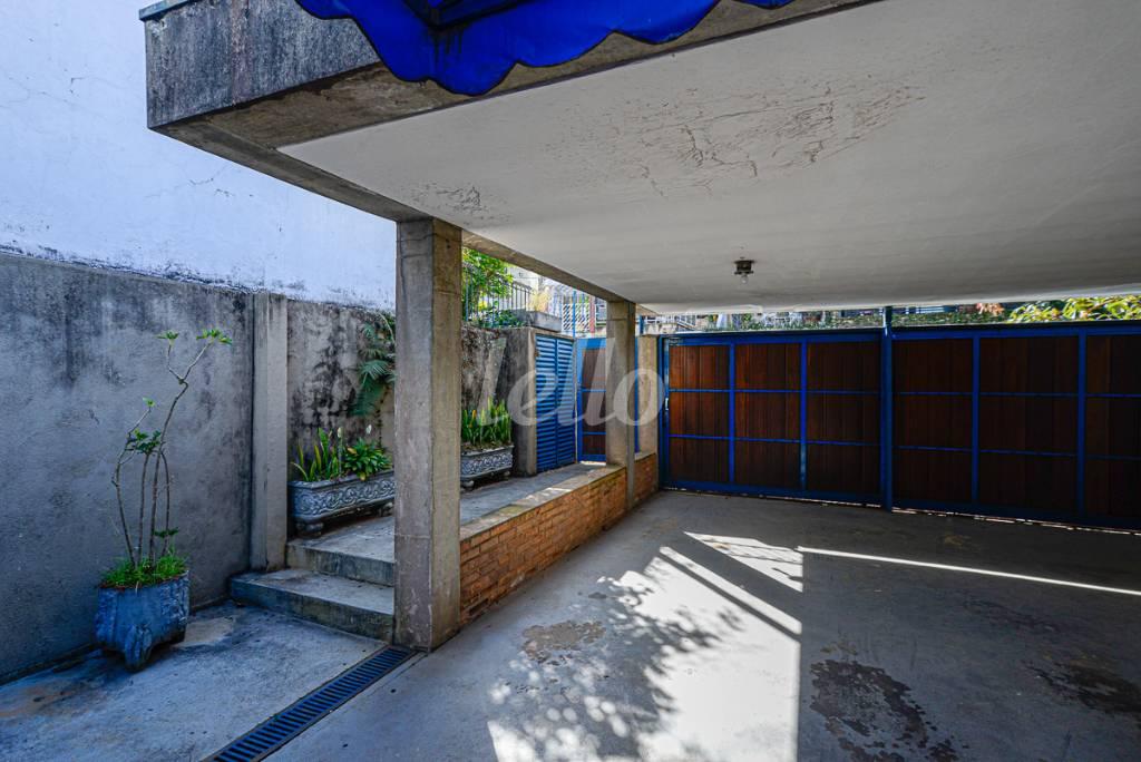 GARAGEM de Casa à venda, assobradada com 343 m², 5 quartos e 2 vagas em Sumaré - São Paulo