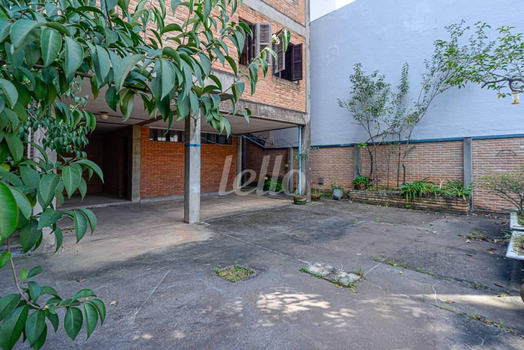 QUINTAL FUNDOS de Casa à venda, assobradada com 343 m², 5 quartos e 2 vagas em Sumaré - São Paulo