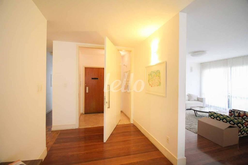 ENTRADA de Apartamento para alugar, Padrão com 211 m², 3 quartos e 2 vagas em Santa Cecília - São Paulo