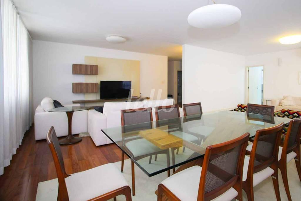 SALA de Apartamento para alugar, Padrão com 211 m², 3 quartos e 2 vagas em Santa Cecília - São Paulo