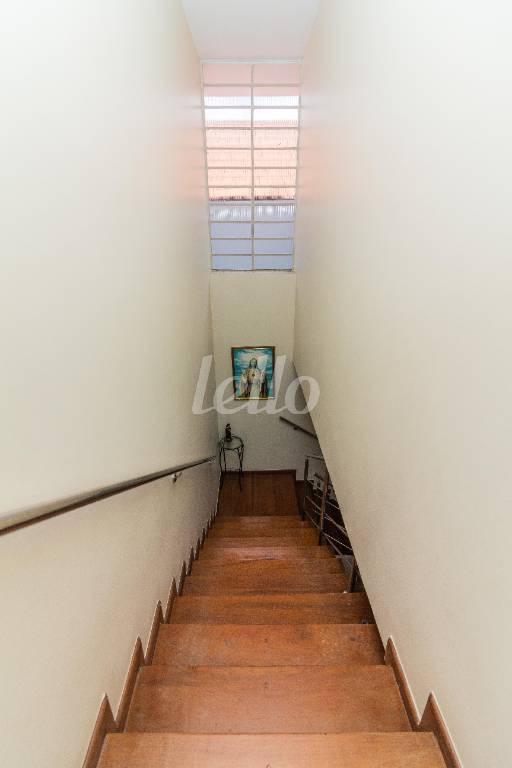 37 ESCADA de Casa à venda, sobrado com 210 m², 4 quartos e 2 vagas em Jardim Picolo - São Paulo