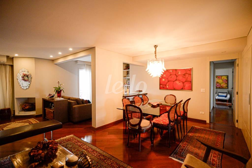 SALA de Apartamento à venda, Padrão com 150 m², 3 quartos e 3 vagas em Vila Madalena - São Paulo