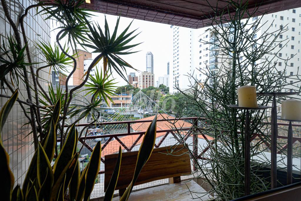 VARANDA SALA de Apartamento à venda, Padrão com 150 m², 3 quartos e 3 vagas em Vila Madalena - São Paulo
