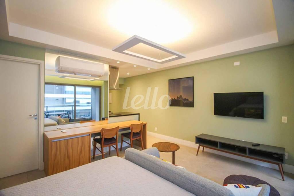 SALA/DORMITÓRIO de Apartamento para alugar, Padrão com 44 m², 1 quarto e 1 vaga em Brooklin Paulista - São Paulo