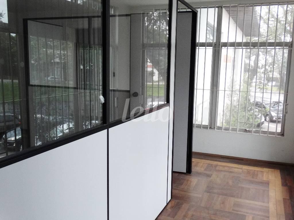 CORREDOR de Casa para alugar, sobrado com 450 m², e 11 vagas em Indianópolis - São Paulo