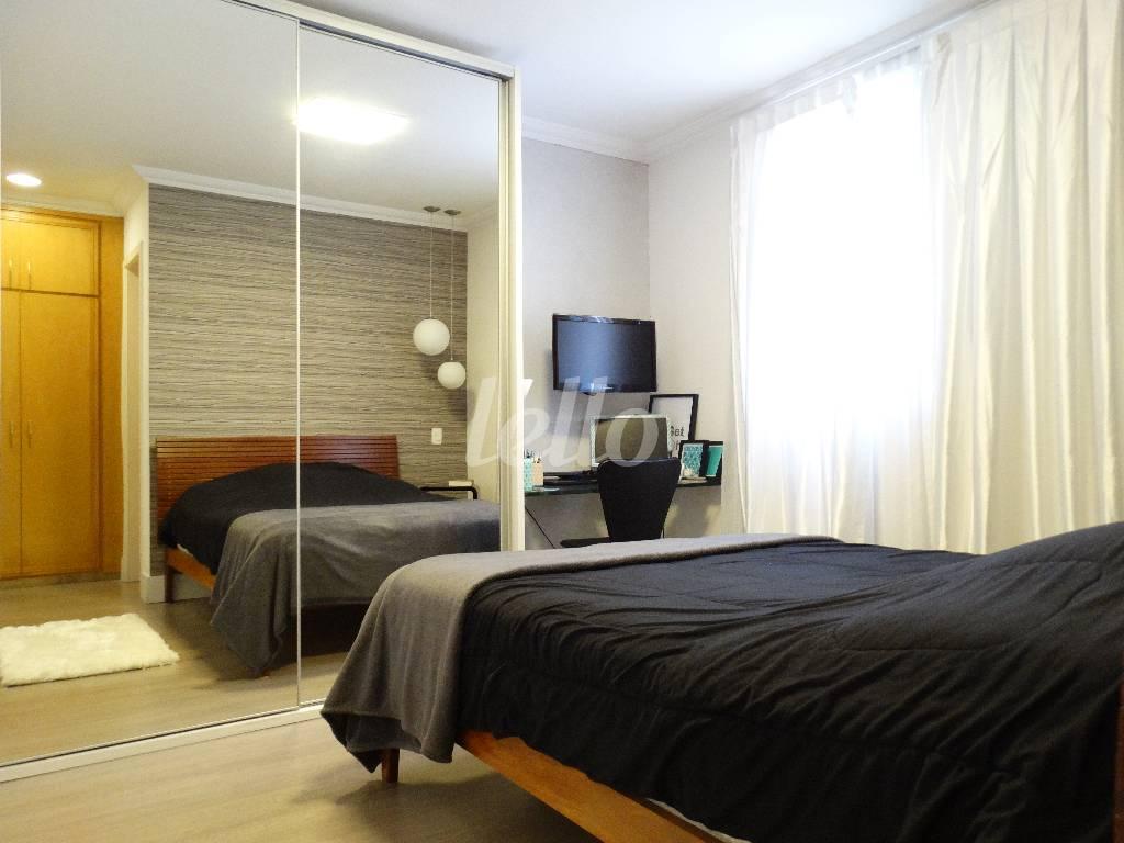 QUARTO de Casa à venda, assobradada com 320 m², 3 quartos e 6 vagas em Jardim - Santo André