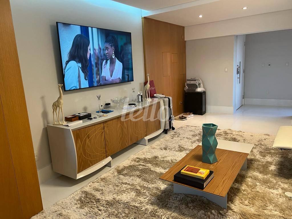 SALA TV de Apartamento à venda, Flat com 180 m², 3 quartos e 3 vagas em Vila Nova Conceição - São Paulo