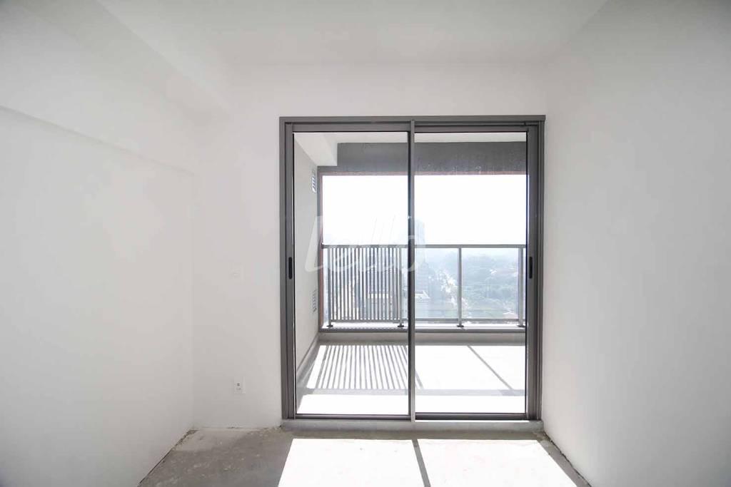 DORMITÓRIO de Apartamento à venda, Padrão com 27 m², 1 quarto e 1 vaga em Santo Amaro - São Paulo