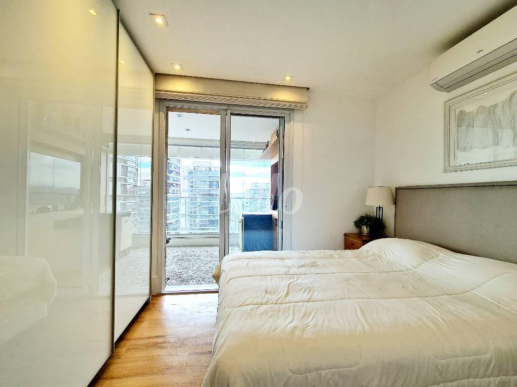 SUÍTE de Apartamento à venda, Duplex com 230 m², 3 quartos e 3 vagas em Cidade Monções - São Paulo