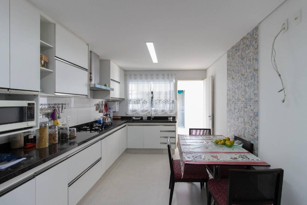 COZINHA (2 DE 4) de Casa à venda, térrea com 193 m², 2 quartos e 3 vagas em Vila Irmãos Arnoni - São Paulo