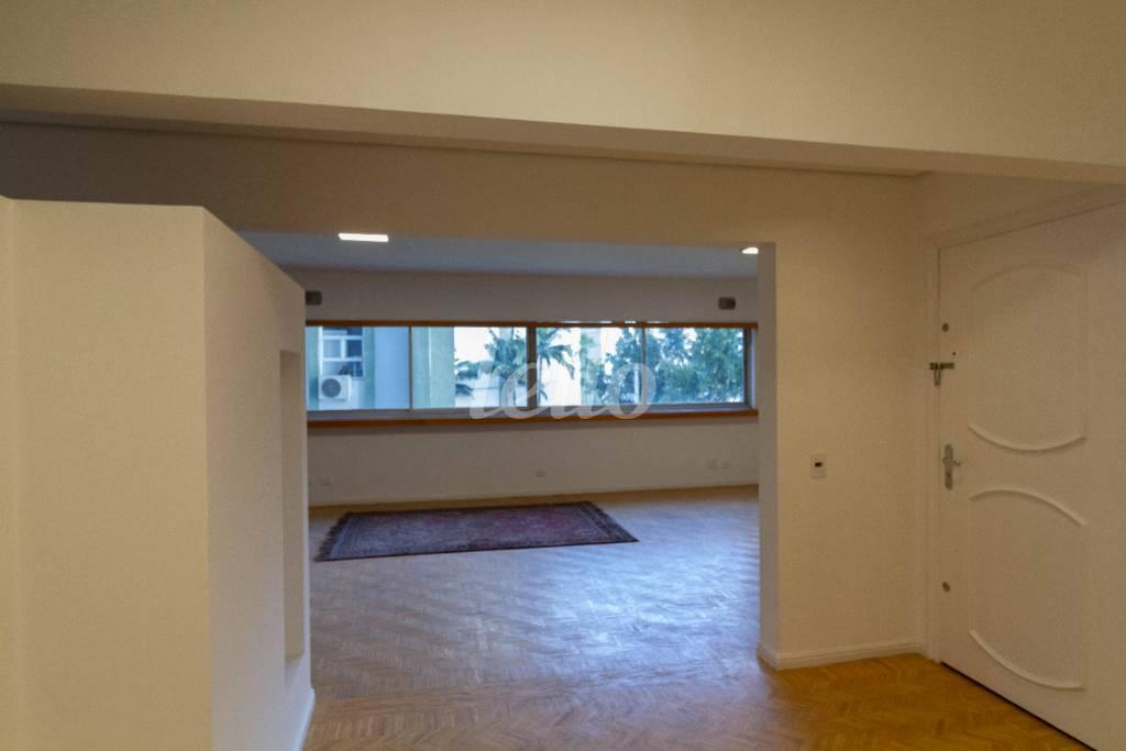 HALL DE ENTRADA DO APARTAMENTO (3) de Apartamento para alugar, Padrão com 210 m², 3 quartos e 2 vagas em Itaim Bibi - São Paulo