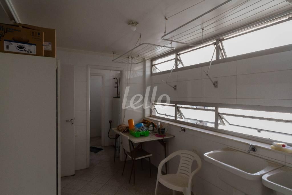 ÁREA DE SERVIÇO de Apartamento para alugar, Padrão com 210 m², 3 quartos e 2 vagas em Itaim Bibi - São Paulo