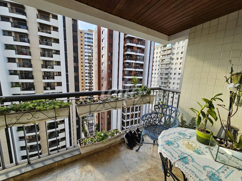SACADA de Apartamento para alugar, Padrão com 124 m², 4 quartos e 3 vagas em Vila Gomes Cardim - São Paulo