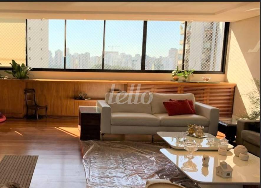 SALA de Apartamento à venda, Padrão com 250 m², 3 quartos e 4 vagas em Indianópolis - São Paulo