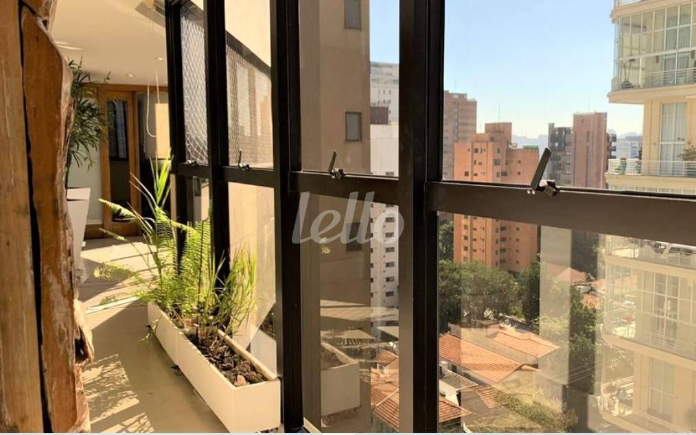 VARANDA de Apartamento à venda, Padrão com 250 m², 3 quartos e 4 vagas em Indianópolis - São Paulo